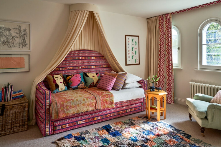 Udobna spavaća soba sa neutralnim bojama i crvenim akcentnim detaljima